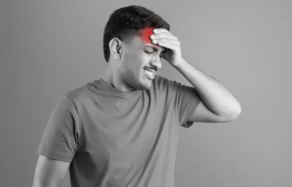 أسباب وجع الرأس من الأمام مع العين